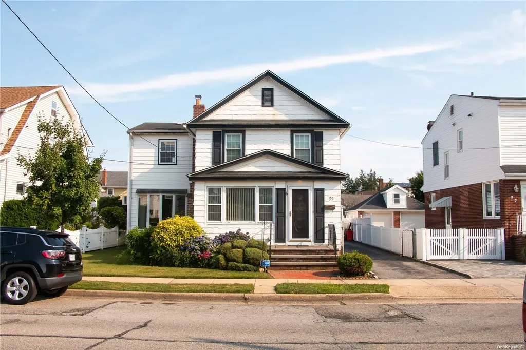 31 Dow Avenue Mineola NY 11501
