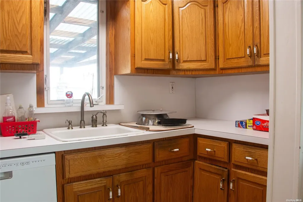 31 Dow Avenue Mineola NY 11501