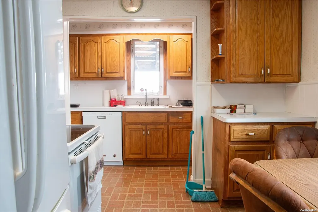 31 Dow Avenue Mineola NY 11501