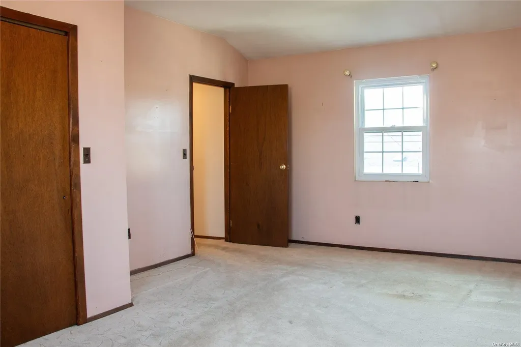 31 Dow Avenue Mineola NY 11501
