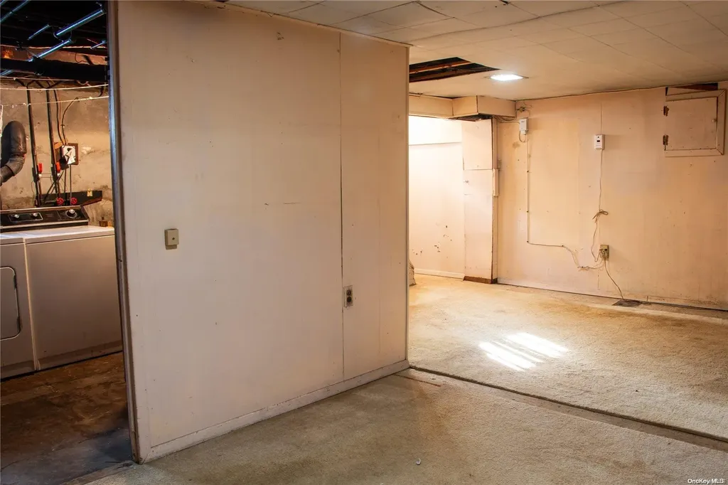 31 Dow Avenue Mineola NY 11501