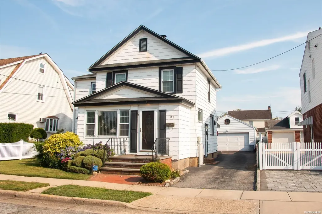 31 Dow Avenue Mineola NY 11501