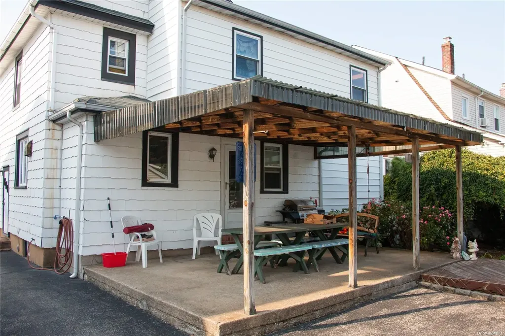 31 Dow Avenue Mineola NY 11501