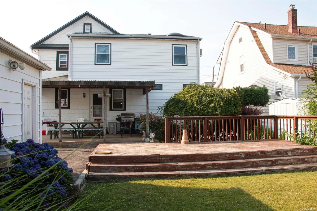 31 Dow Avenue Mineola NY 11501