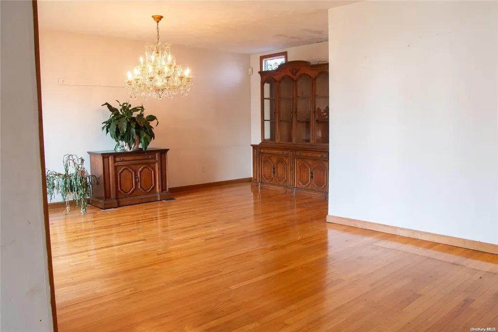 31 Dow Avenue Mineola NY 11501