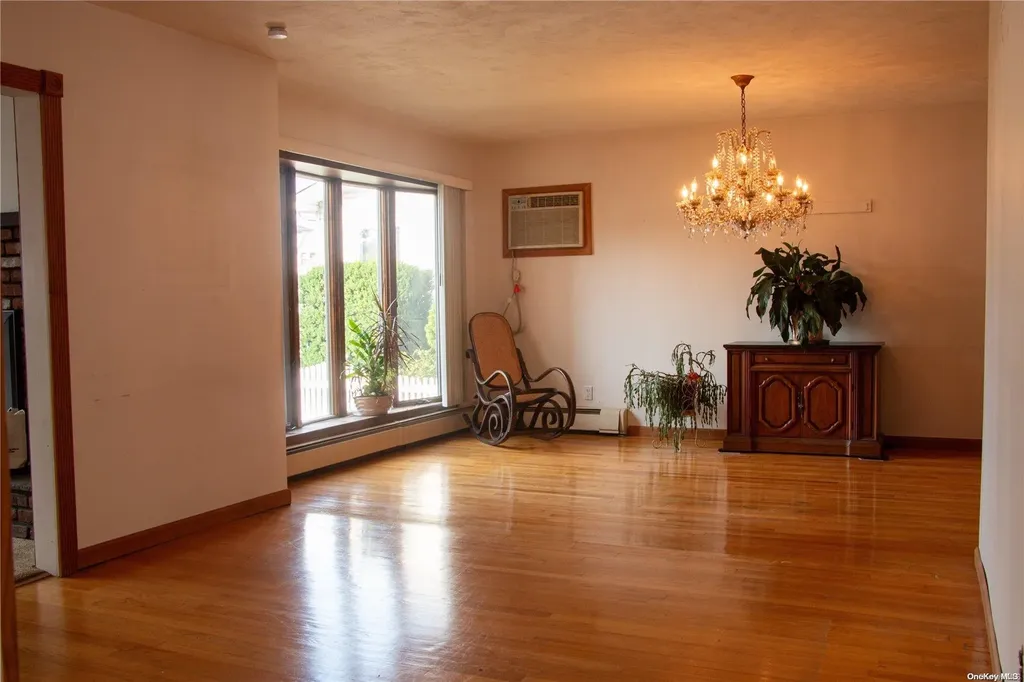 31 Dow Avenue Mineola NY 11501