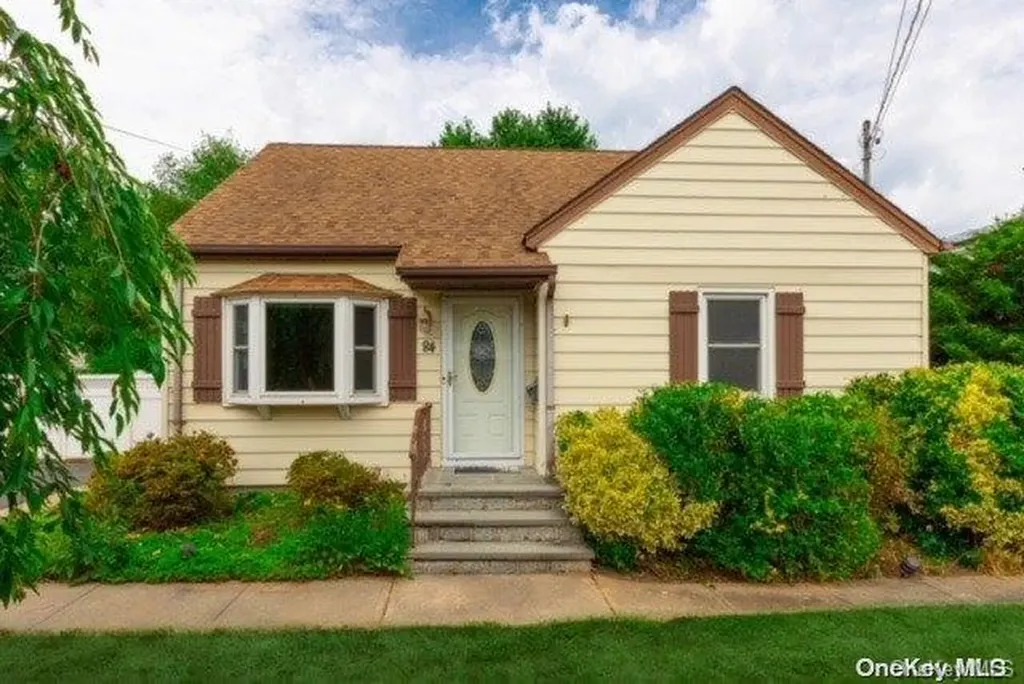 84 Cotter Street West Islip NY 11795