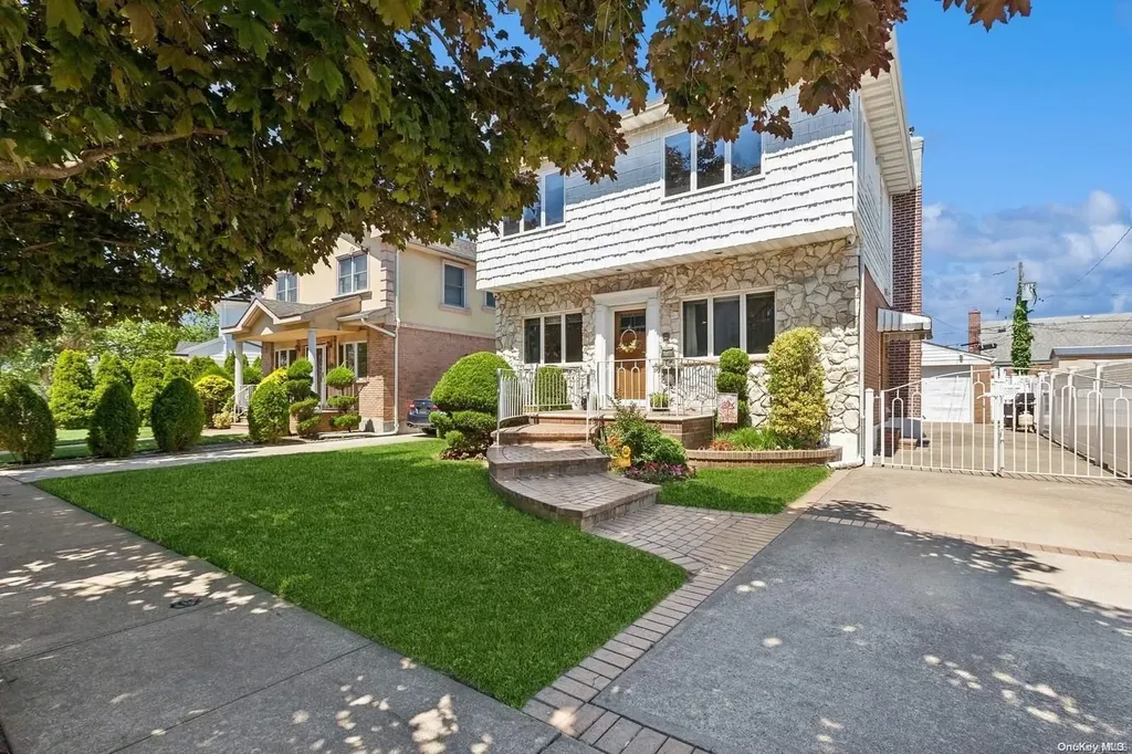 527 Maple Drive W New Hyde Park NY 11040
