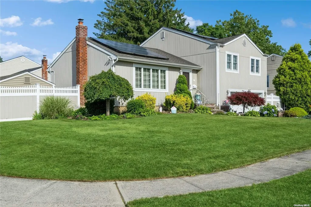 36 Cranberry Lane Plainview NY 11803