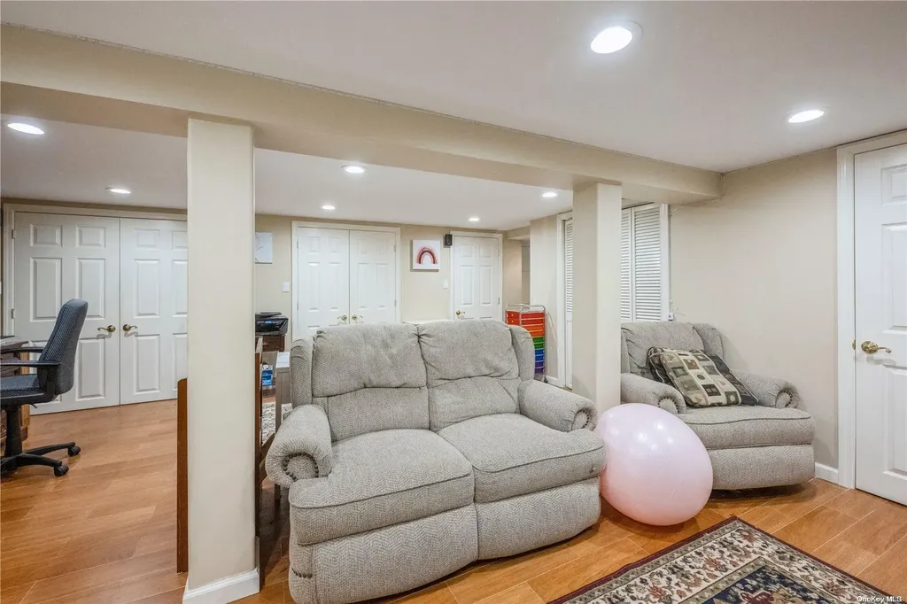 36 Cranberry Lane Plainview NY 11803