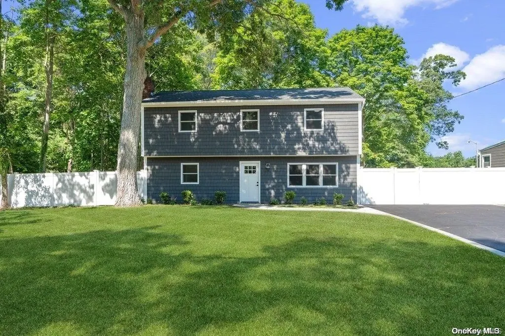 68 Van Bomel Boulevard Oakdale NY 11769
