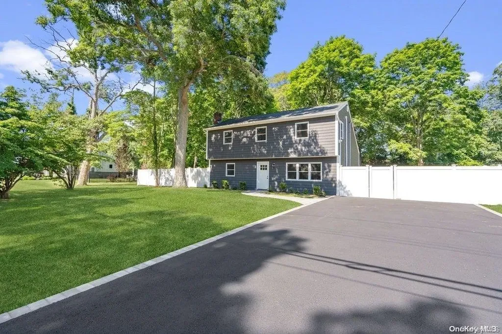 68 Van Bomel Boulevard Oakdale NY 11769