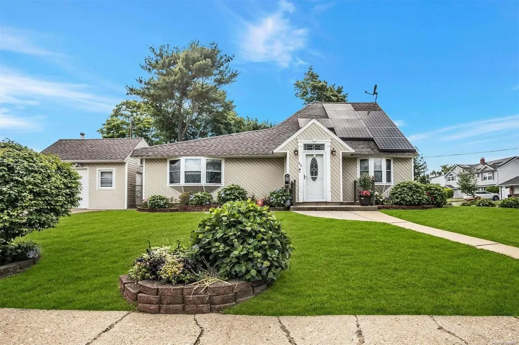 68 Amber Lane Levittown NY 11756