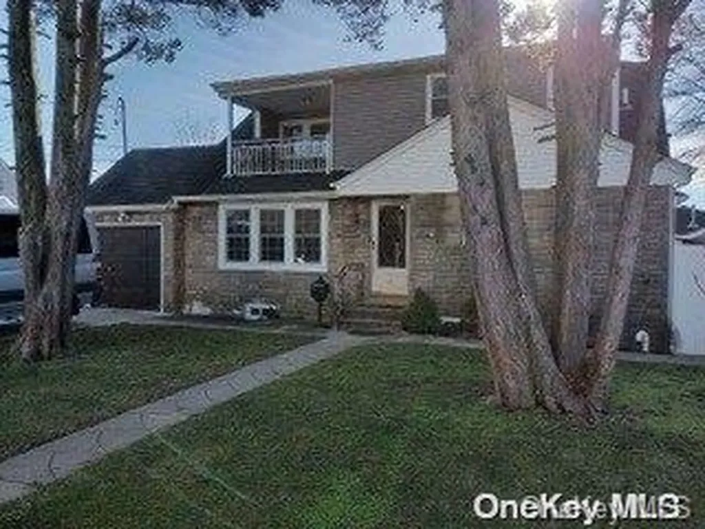 564 15th Street West Babylon NY 11704