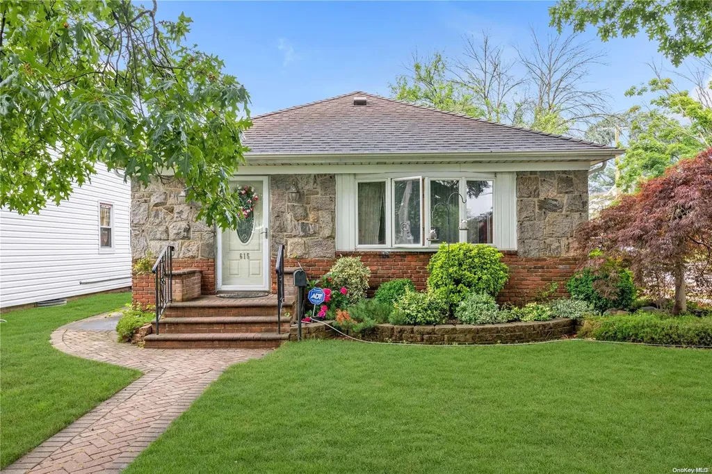 615 Leonard Boulevard New Hyde Park NY 11040