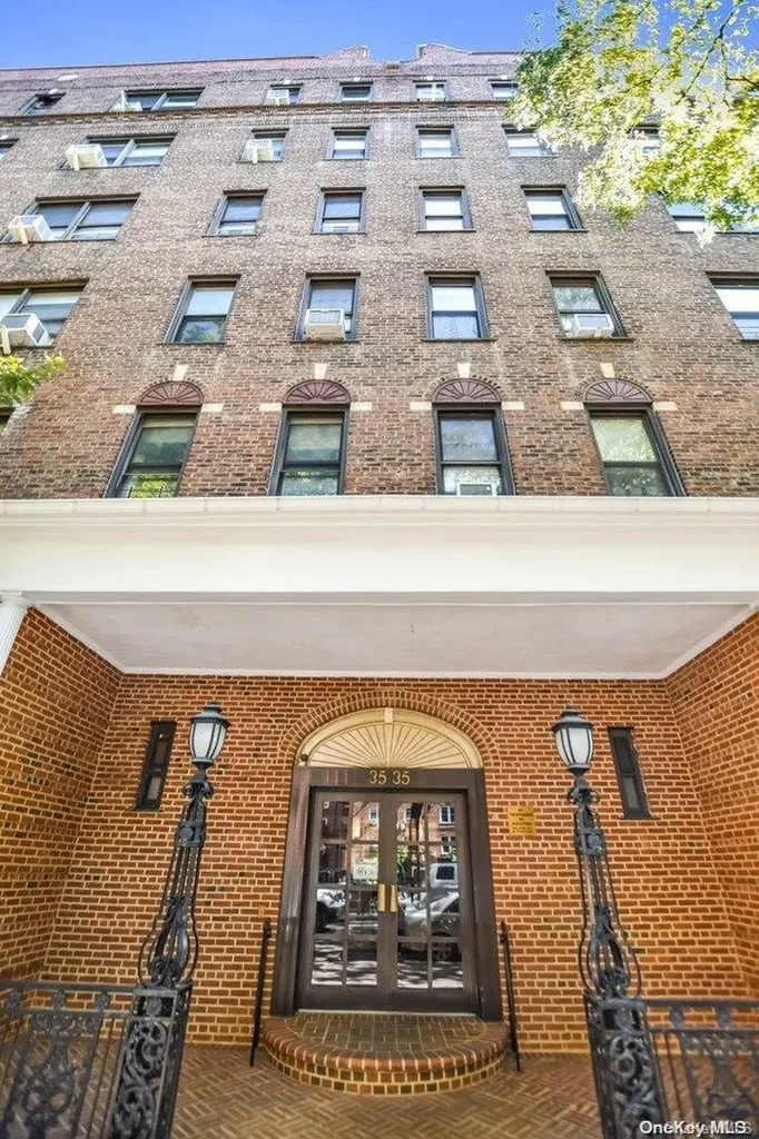 35-35 75 Jackson Heights NY 11372