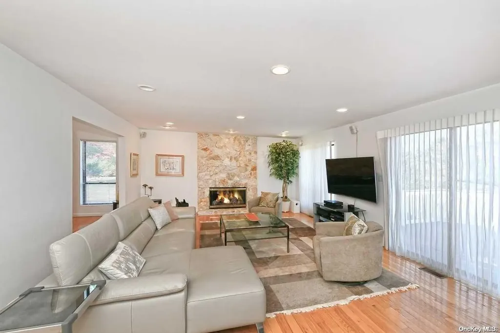 14 Swarthmore Lane Dix Hills NY 11746
