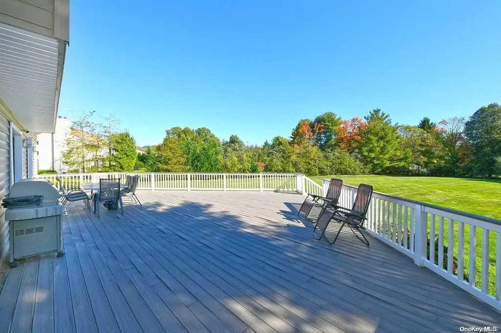 14 Swarthmore Lane Dix Hills NY 11746