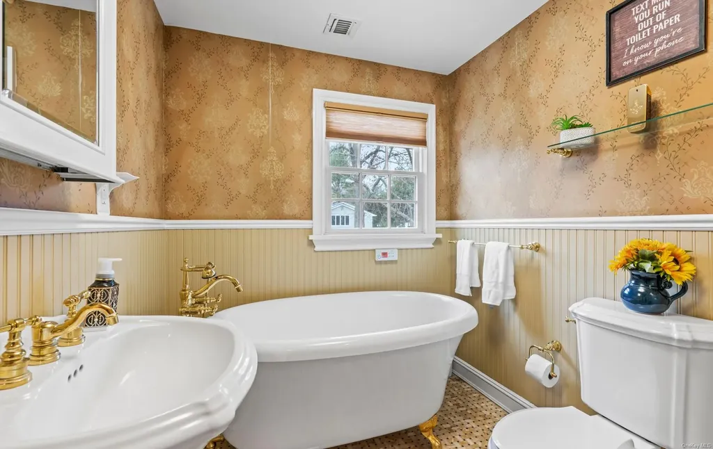 47 Viola Drive Glen Cove NY 11542