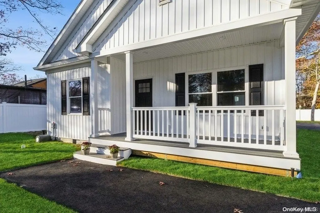 48 Avon Lane Middle Island NY 11953