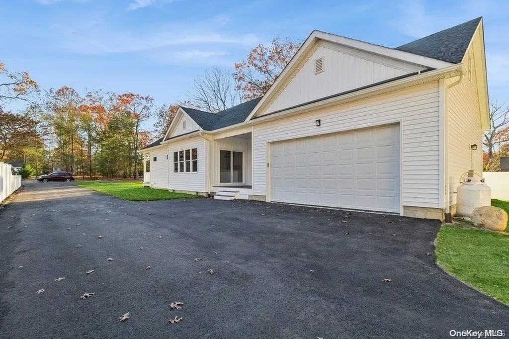 48 Avon Lane Middle Island NY 11953