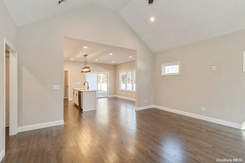 48 Avon Lane Middle Island NY 11953