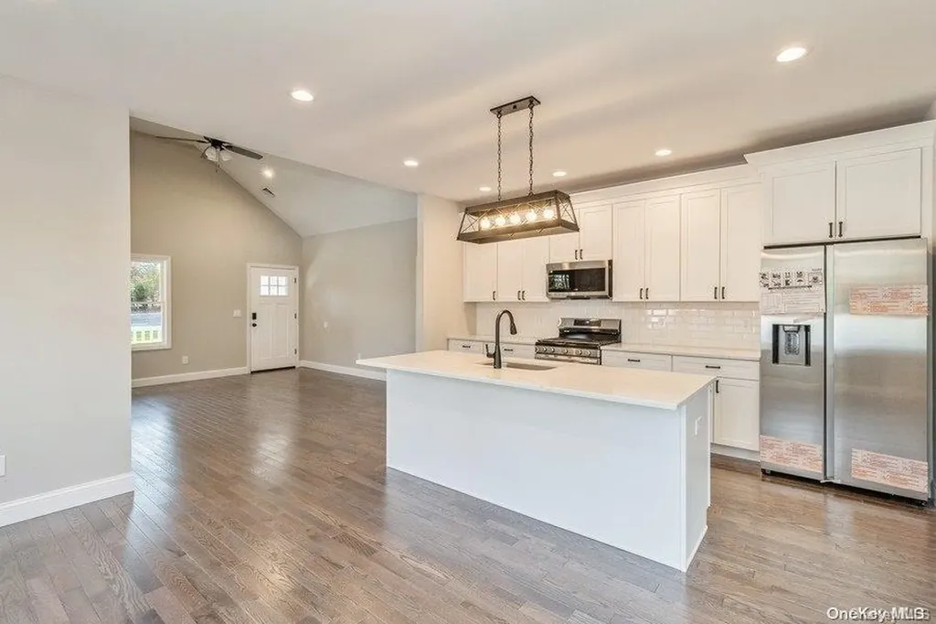 48 Avon Lane Middle Island NY 11953