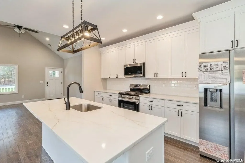 48 Avon Lane Middle Island NY 11953