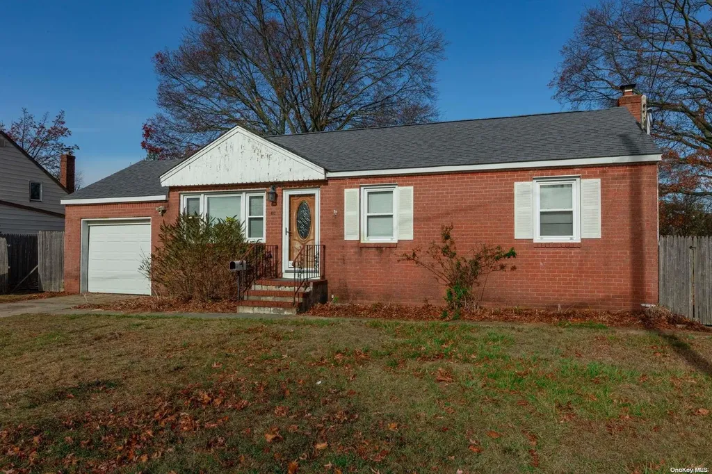 617 Peconic Avenue West Babylon NY 11704