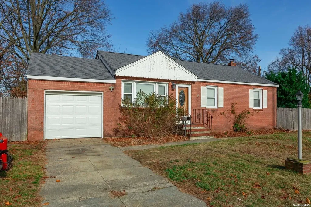 617 Peconic Avenue West Babylon NY 11704
