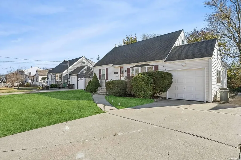 486 18th Street West Babylon NY 11704