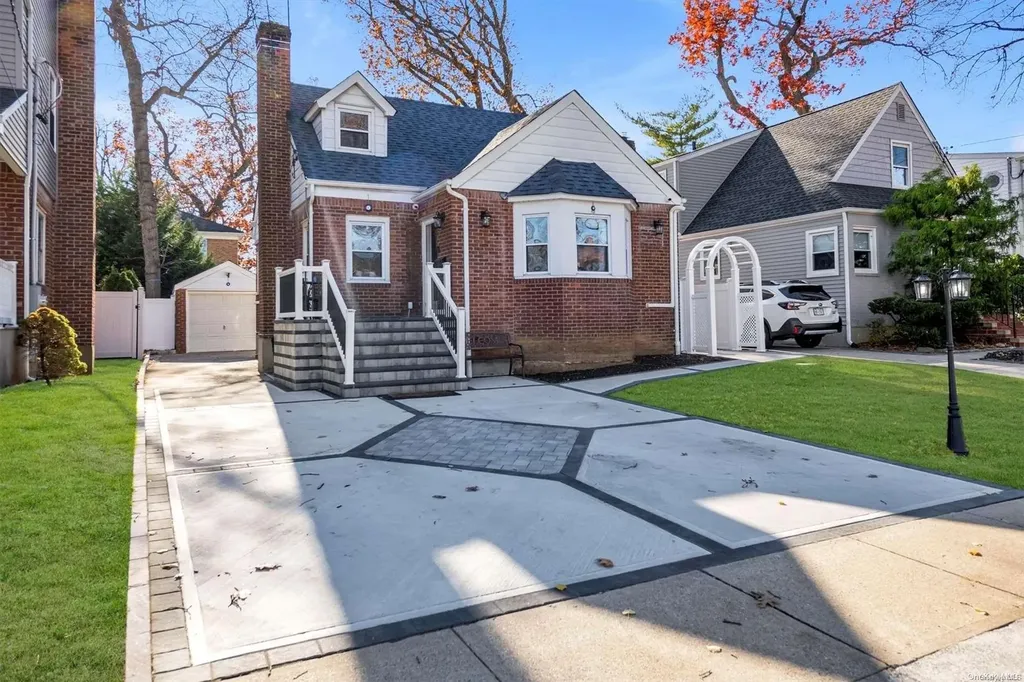 32 Corwin Avenue New Hyde Park NY 11040