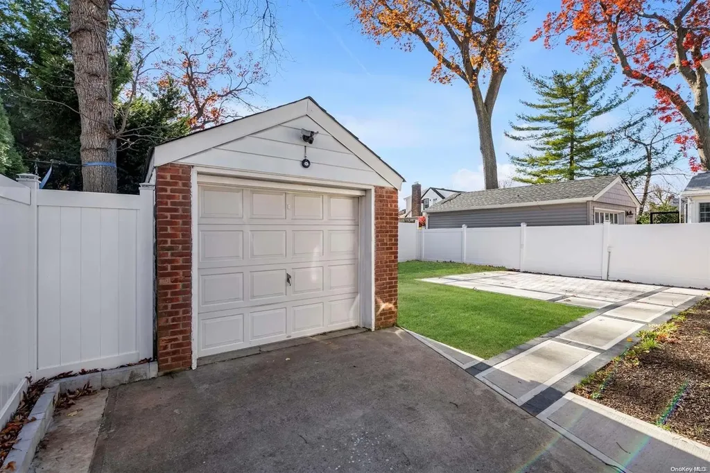 32 Corwin Avenue New Hyde Park NY 11040