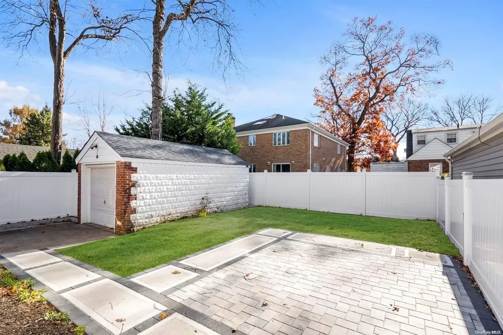 32 Corwin Avenue New Hyde Park NY 11040