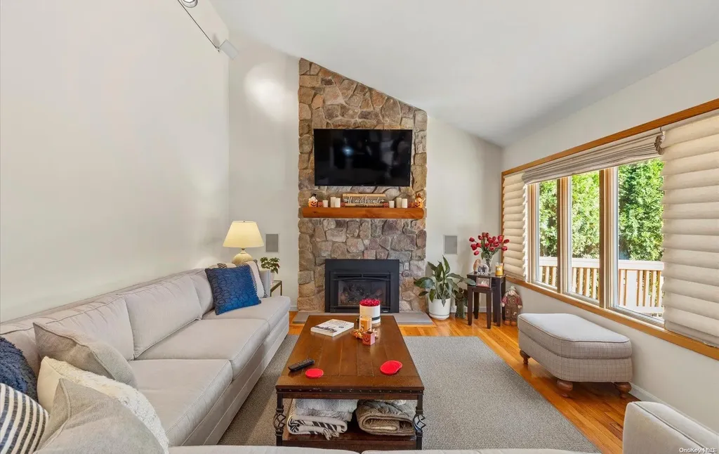 13 Spruce Lane Syosset NY 11791