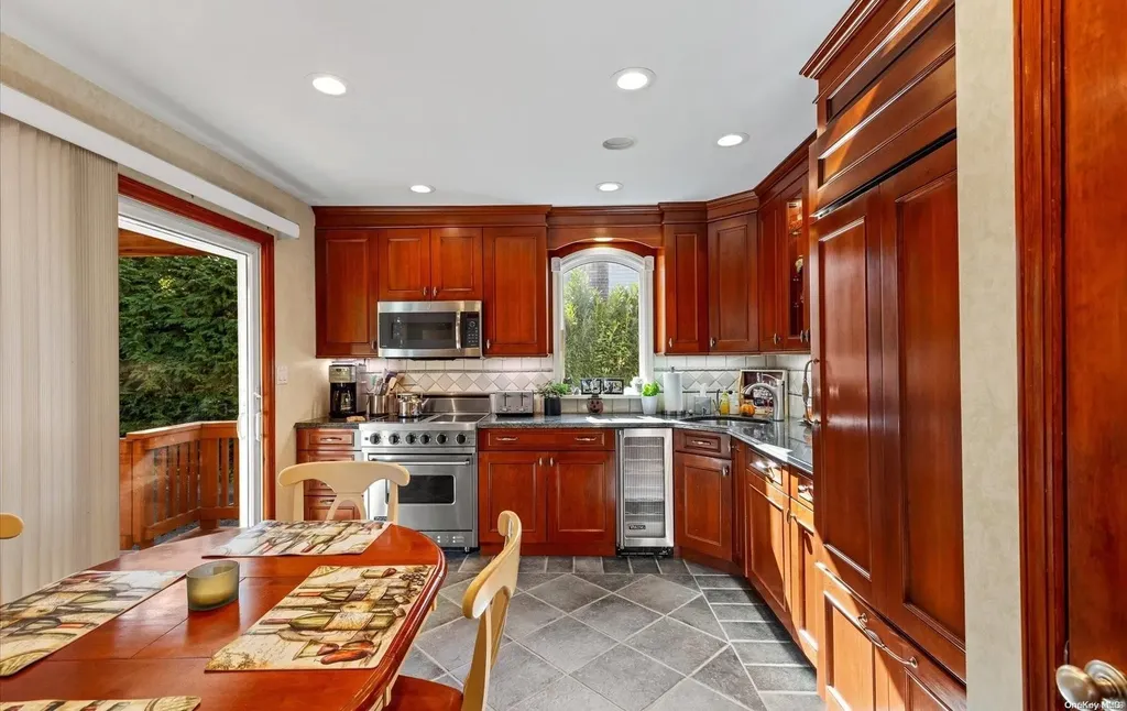 13 Spruce Lane Syosset NY 11791