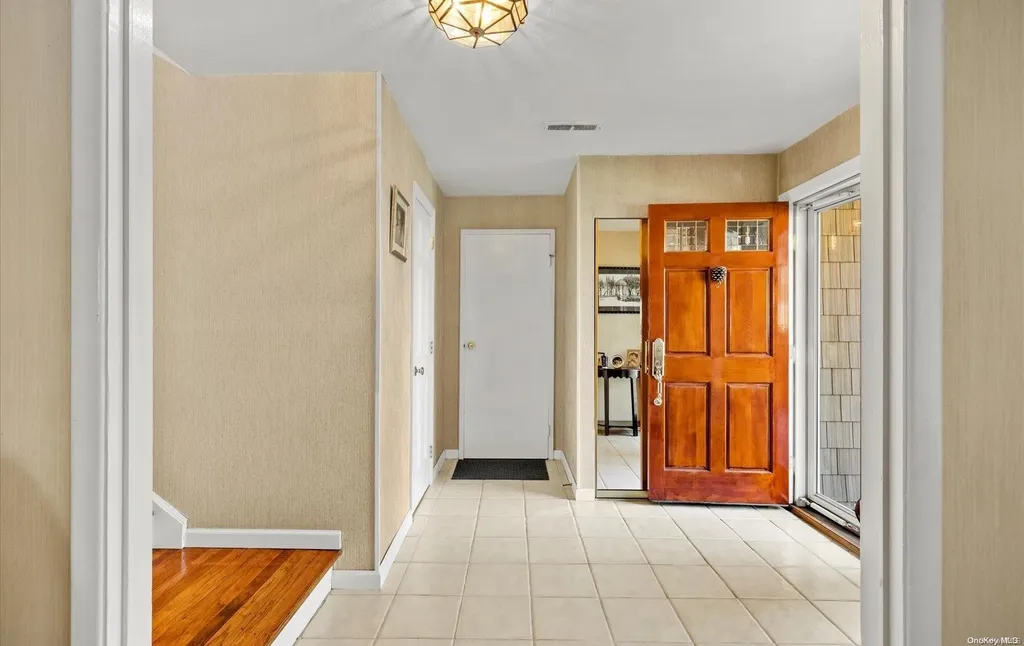 13 Spruce Lane Syosset NY 11791