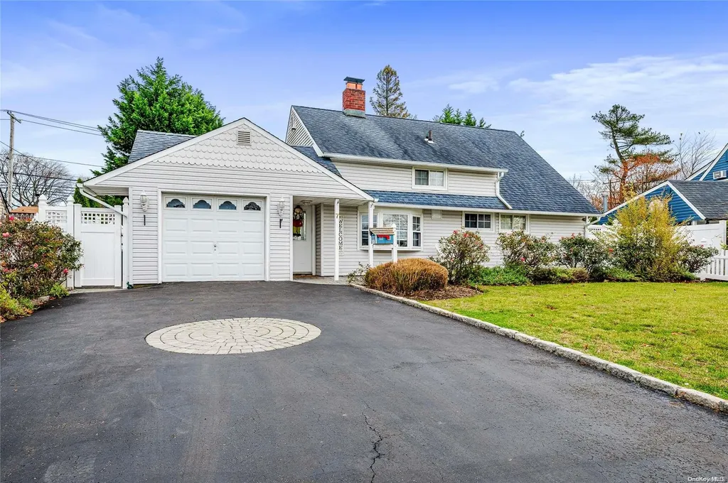 7 Round Lane Levittown NY 11756