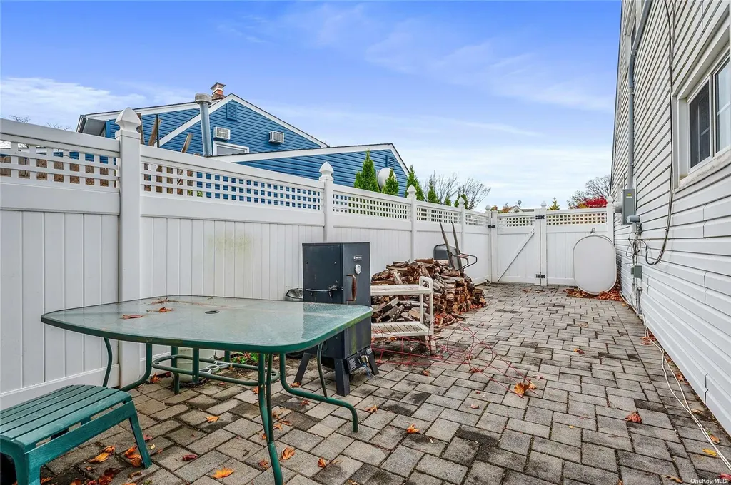 7 Round Lane Levittown NY 11756