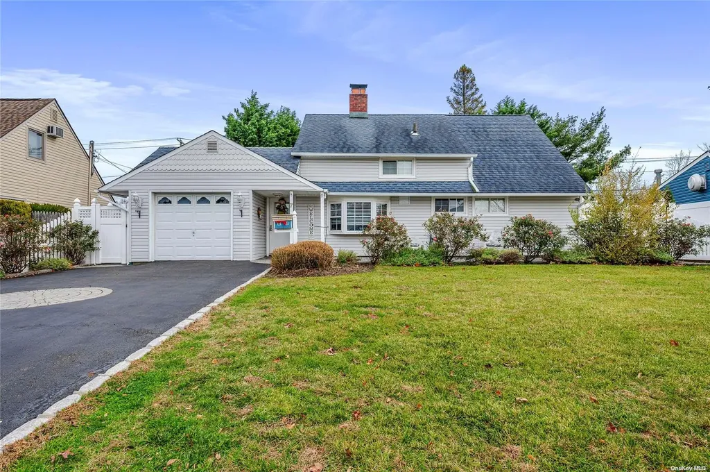 7 Round Lane Levittown NY 11756