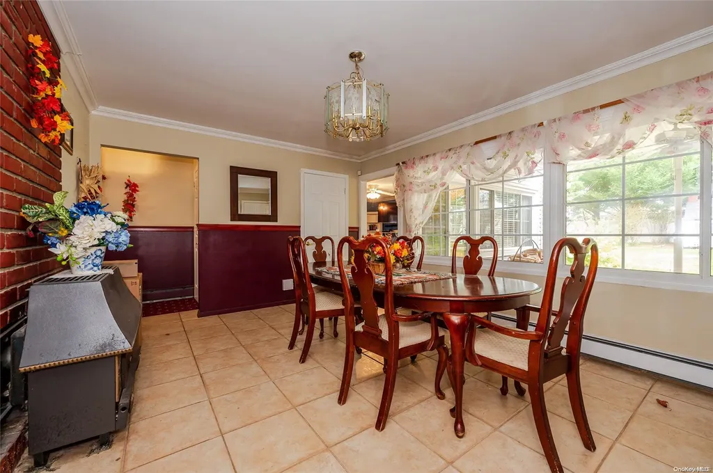 7 Round Lane Levittown NY 11756