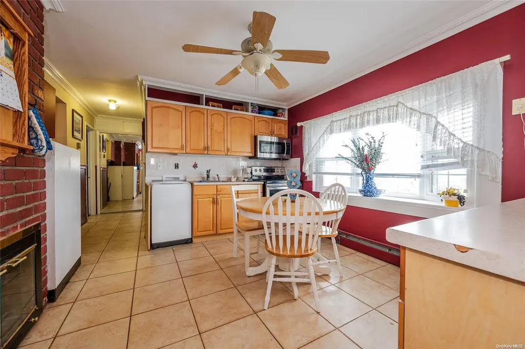 7 Round Lane Levittown NY 11756