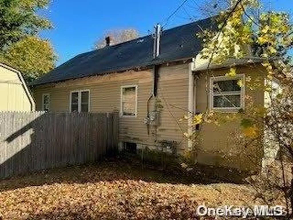 132 S 7th Street Lindenhurst NY 11757