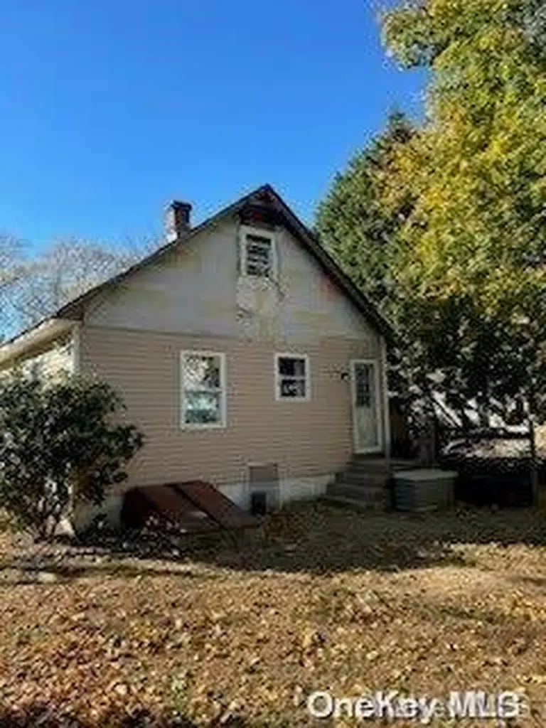 132 S 7th Street Lindenhurst NY 11757