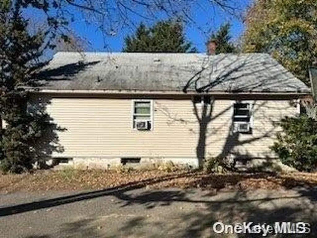 132 S 7th Street Lindenhurst NY 11757