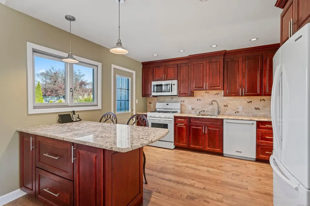 3 Lesley Lane Old Bethpage NY 11804