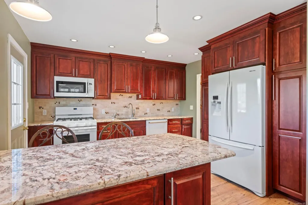 3 Lesley Lane Old Bethpage NY 11804