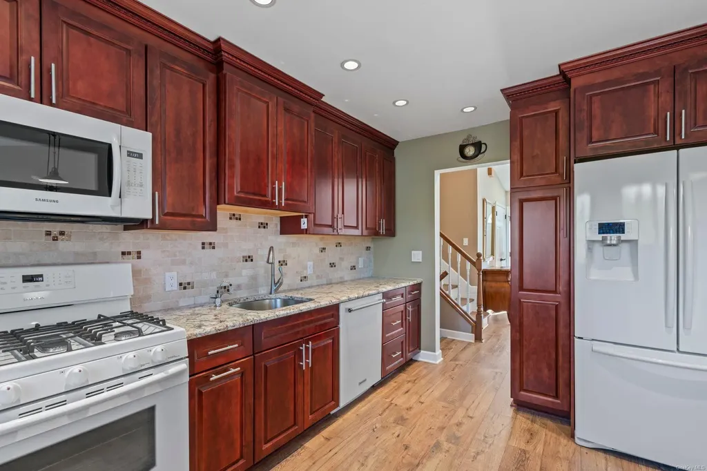 3 Lesley Lane Old Bethpage NY 11804