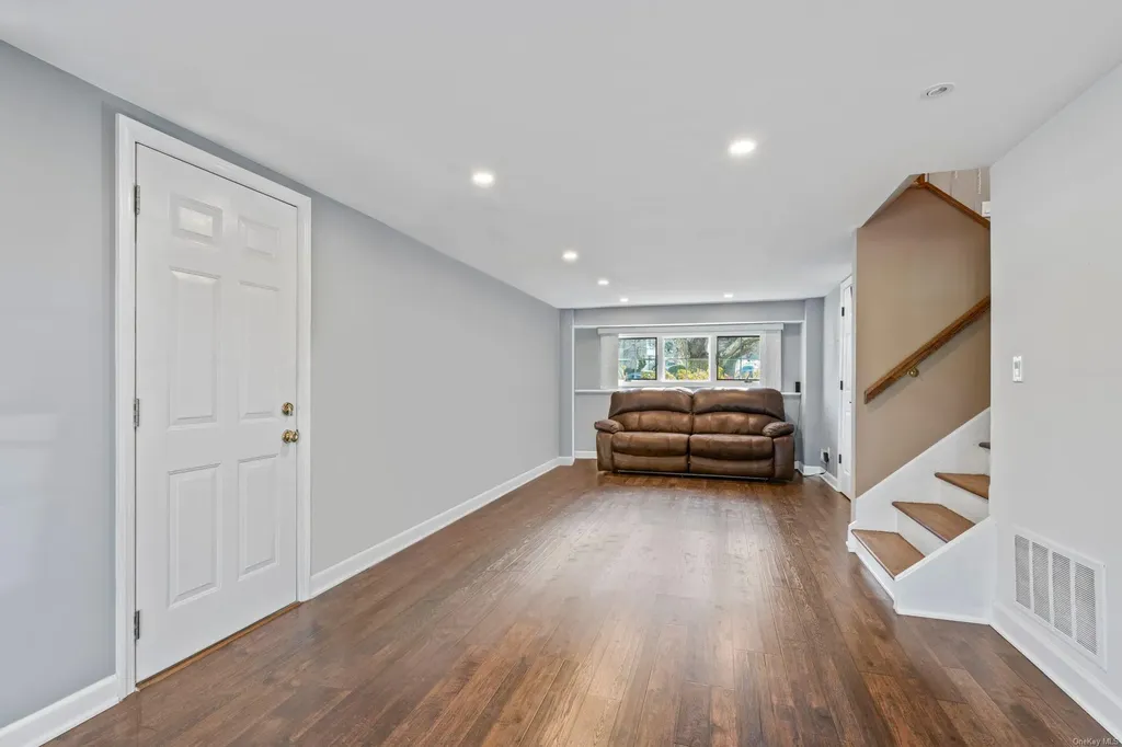 3 Lesley Lane Old Bethpage NY 11804