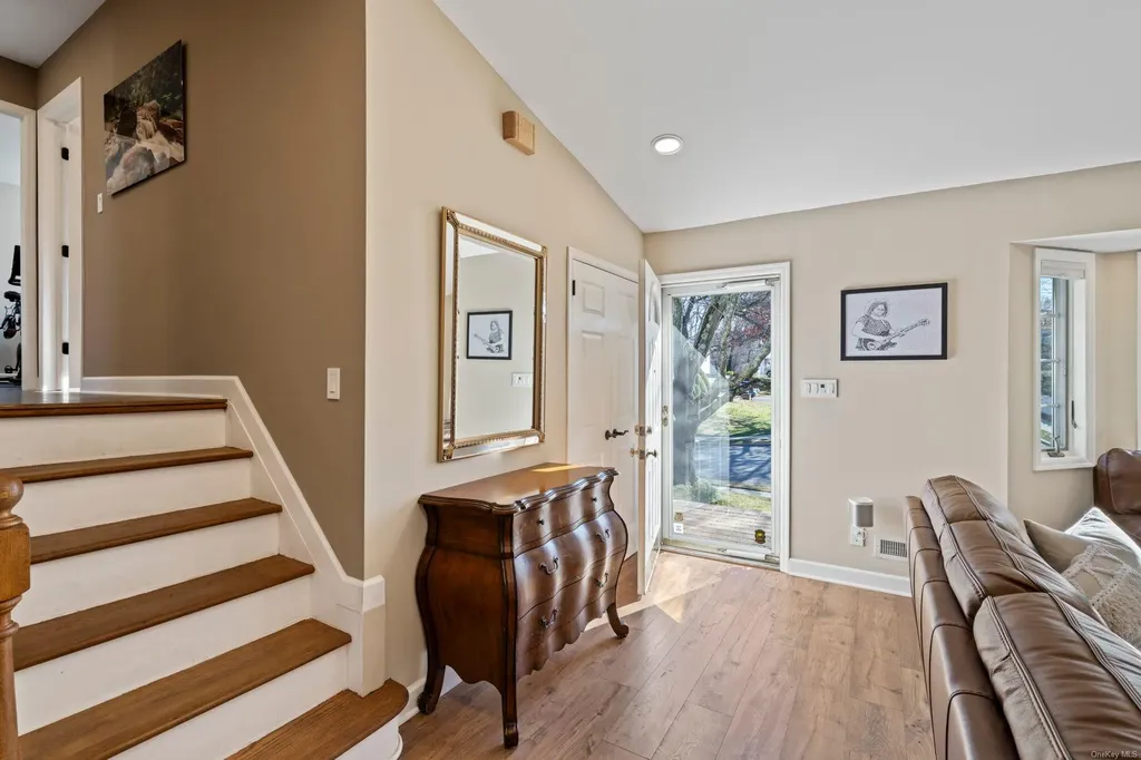 3 Lesley Lane Old Bethpage NY 11804